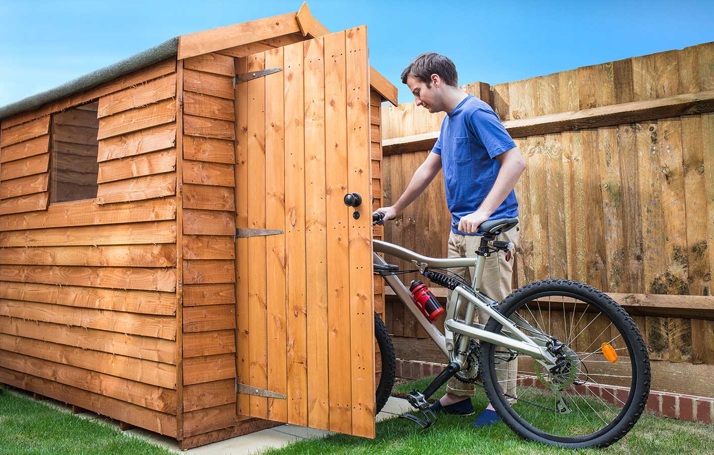 Gartenhaus aus Holz mit einem Fahrrad davor, ideal als Abstellplatz und Stauraum.
