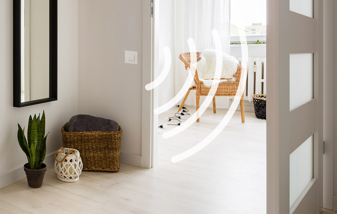 Weiß gestrichene Innentür mit integriertem Funktaster vor hellem Parkettboden. Modern eingerichtetes Zimmer mit Korbstuhl und Pflanze.